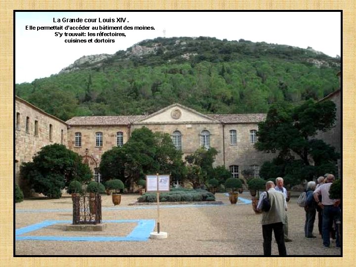 La Grande cour Louis XIV. Elle permettait d’accéder au bâtiment des moines. S’y trouvait: