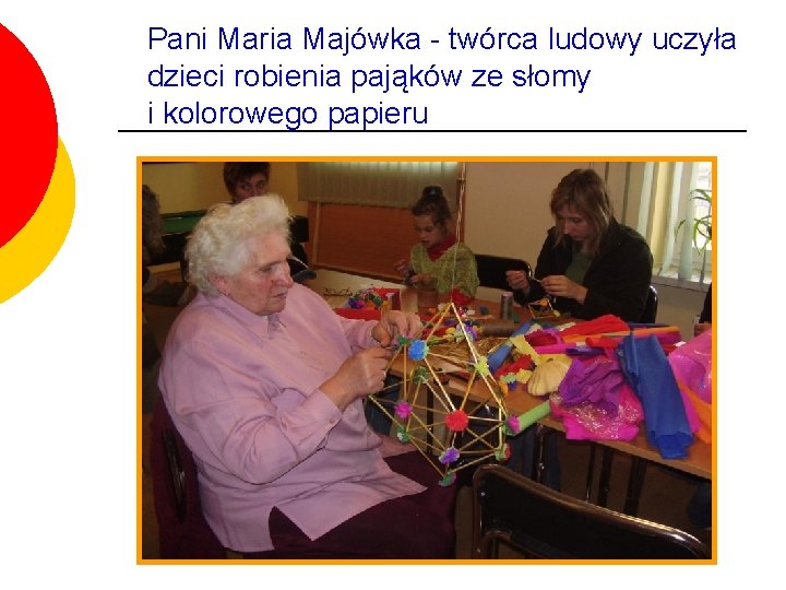 Pani Maria Majówka - twórca ludowy uczyła dzieci robienia pająków ze słomy i kolorowego