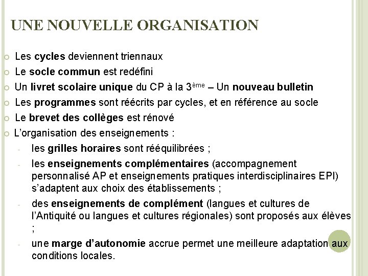 UNE NOUVELLE ORGANISATION Les cycles deviennent triennaux Le socle commun est redéfini Un livret