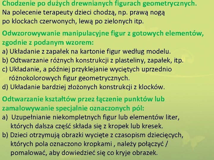 Chodzenie po dużych drewnianych figurach geometrycznych. Na polecenie terapeuty dzieci chodzą, np. prawą nogą