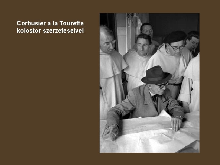 Corbusier a la Tourette kolostor szerzeteseivel 