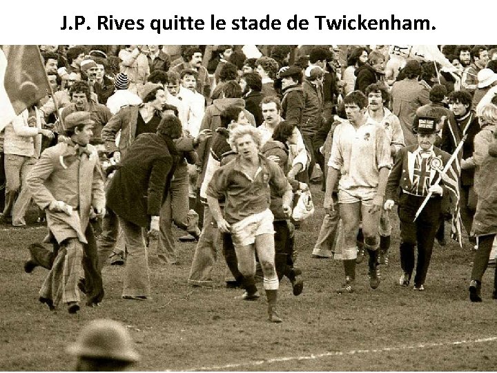 J. P. Rives quitte le stade de Twickenham. 