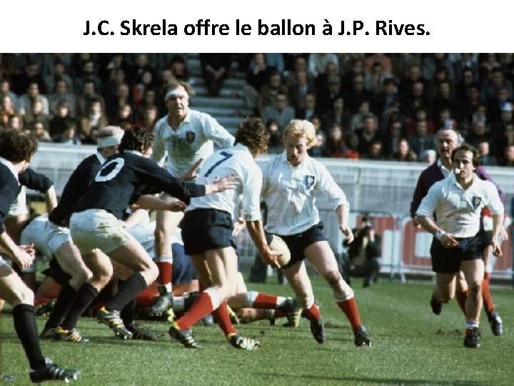 J. C. Skrela offre le ballon à J. P. Rives. 