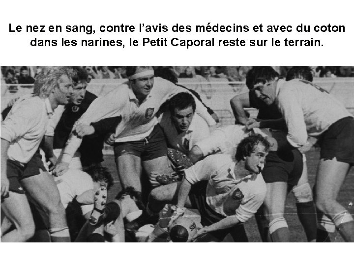 Le nez en sang, contre l’avis des médecins et avec du coton dans les