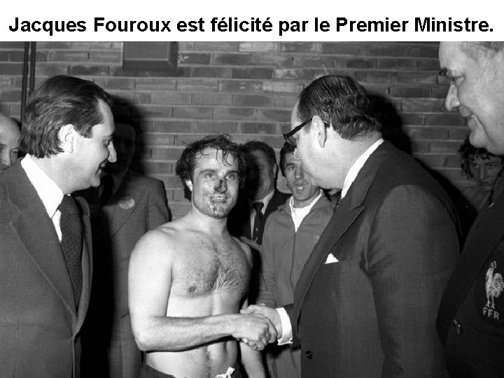 Jacques Fouroux est félicité par le Premier Ministre. 