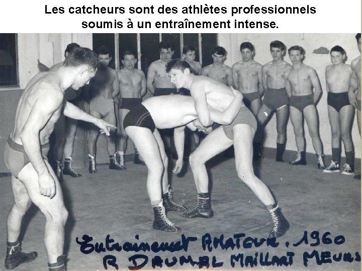 Les catcheurs sont des athlètes professionnels soumis à un entraînement intense. 