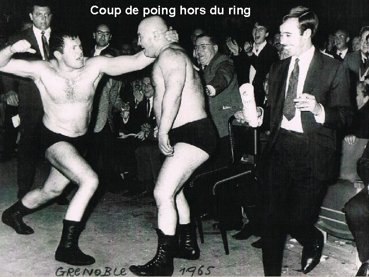 Coup de poing hors du ring 