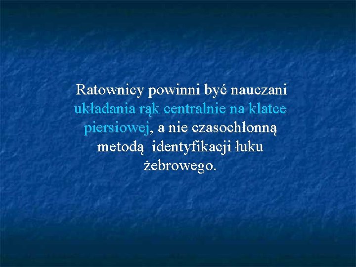 Ratownicy powinni być nauczani układania rąk centralnie na klatce piersiowej, a nie czasochłonną metodą