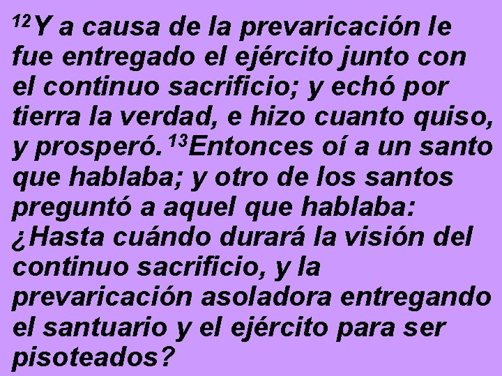 12 Y a causa de la prevaricación le fue entregado el ejército junto con