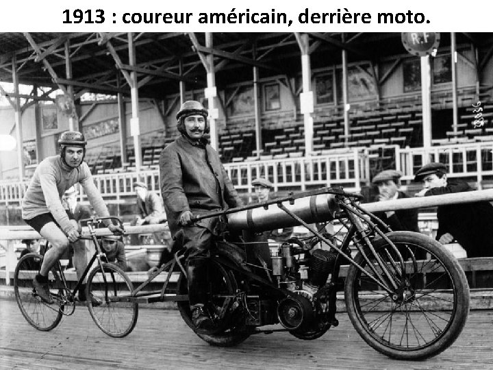 1913 : coureur américain, derrière moto. 