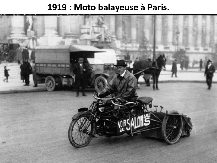 1919 : Moto balayeuse à Paris. 