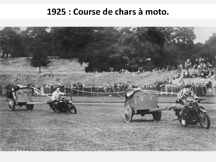 1925 : Course de chars à moto. 