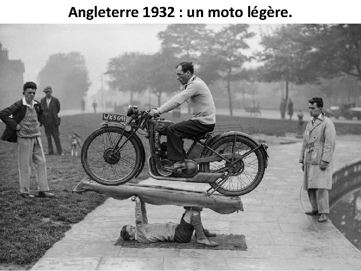 Angleterre 1932 : un moto légère. 