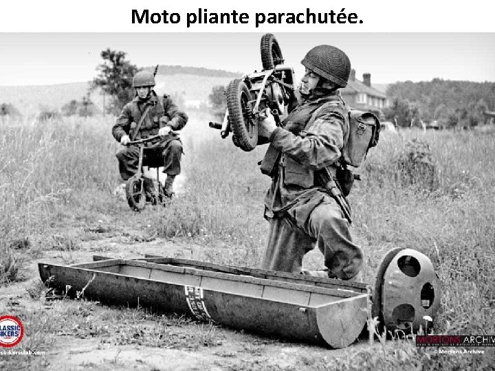 Moto pliante parachutée. 