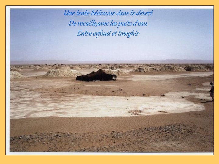 Une tente bédouine dans le désert De rocaille, avec les puits d’eau Entre erfoud