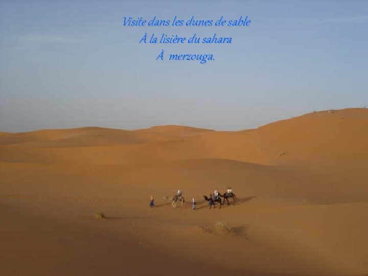 Visite dans les dunes de sable À la lisière du sahara À merzouga. 