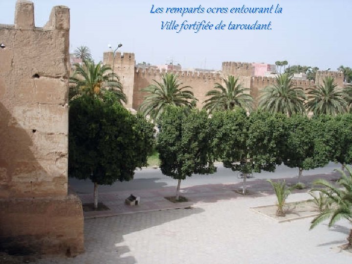 Les remparts ocres entourant la Ville fortifiée de taroudant. 