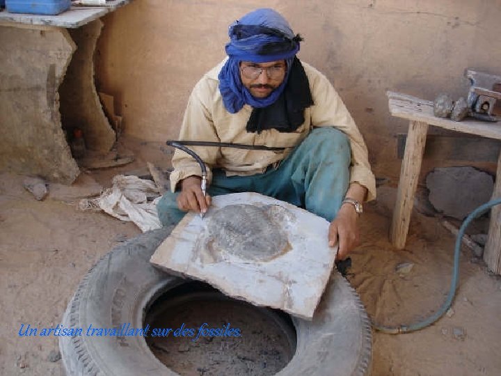 Un artisan travaillant sur des fossiles. 