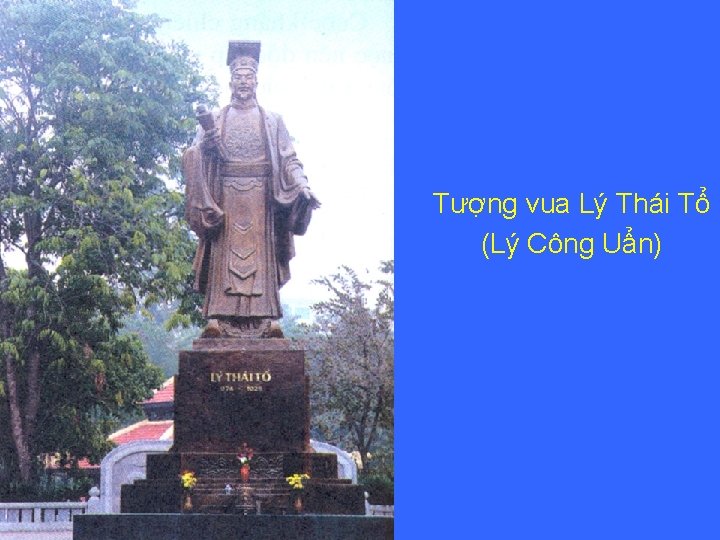 Tượng vua Lý Thái Tổ (Lý Công Uẩn) 