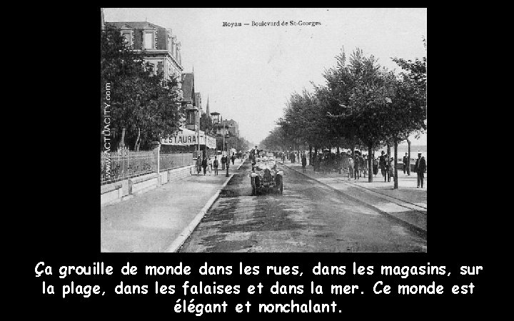 Ça grouille de monde dans les rues, dans les magasins, sur la plage, dans