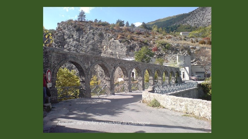 Aqueduc sur arches enjambant la Chalvagne 