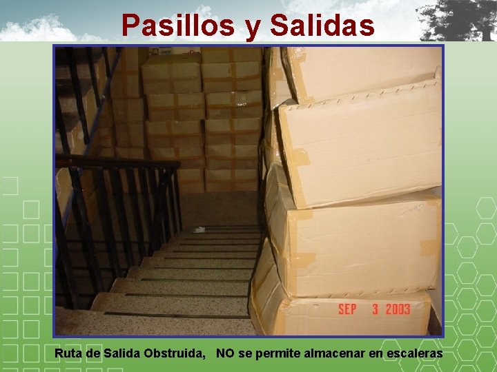 Pasillos y Salidas Ruta de Salida Obstruida, NO se permite almacenar en escaleras 