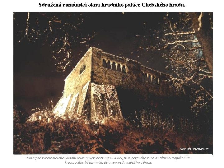 Sdružená románská okna hradního paláce Chebského hradu. Foto: Jiří Honomichl © Dostupné z Metodického