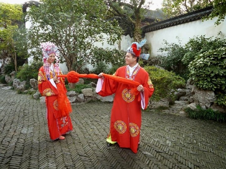 un couple de jeunes mariés en costumes traditionels dans le Jardin Yuyuan. un couple de jeunes mariés en costumes traditionels dans le Jardin Yuyuan.