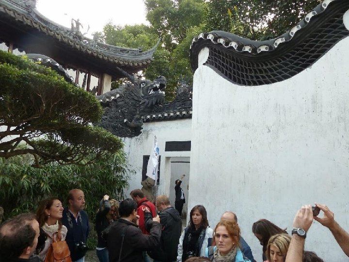 Les espaces du jardins sont séparés par des « murs du dragons » avec Les espaces du jardins sont séparés par des « murs du dragons » avec