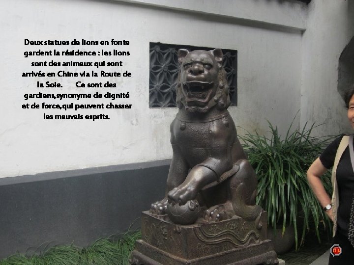 Deux statues de lions en fonte gardent la résidence : les lions sont des Deux statues de lions en fonte gardent la résidence : les lions sont des
