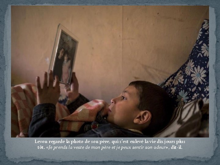Levon regarde la photo de son père, qui s’est enlevé la vie dix jours