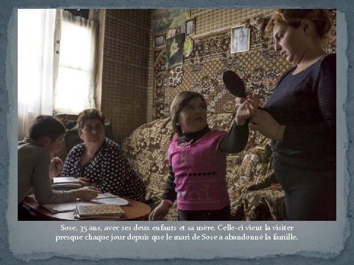 Sose, 35 ans, avec ses deux enfants et sa mère. Celle-ci vient la visiter