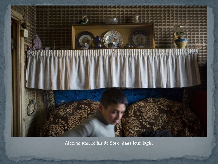 Alex, 10 ans, le fils de Sose, dans leur logis. 