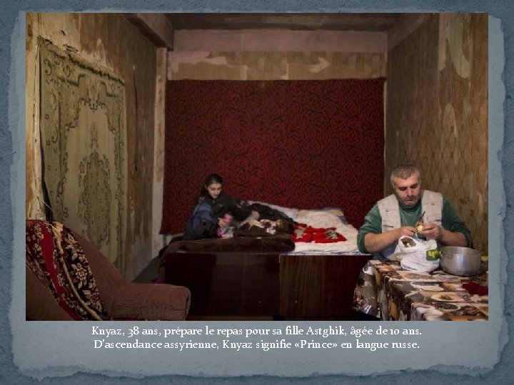Knyaz, 38 ans, prépare le repas pour sa fille Astghik, âgée de 10 ans.