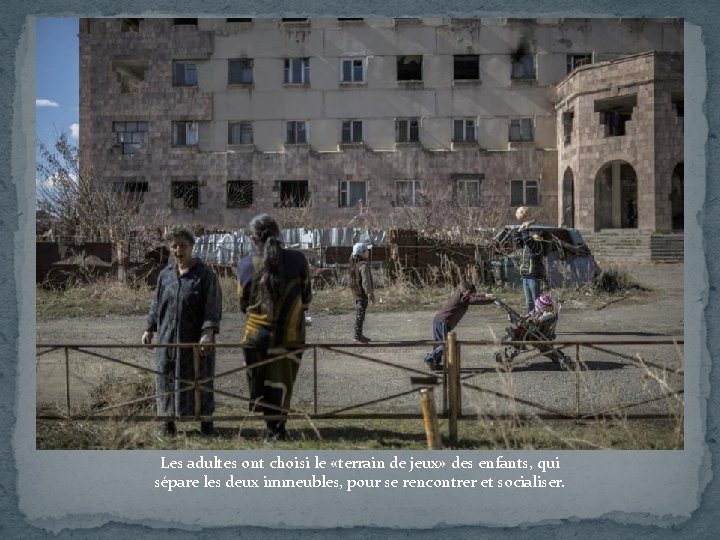 Les adultes ont choisi le «terrain de jeux» des enfants, qui sépare les deux