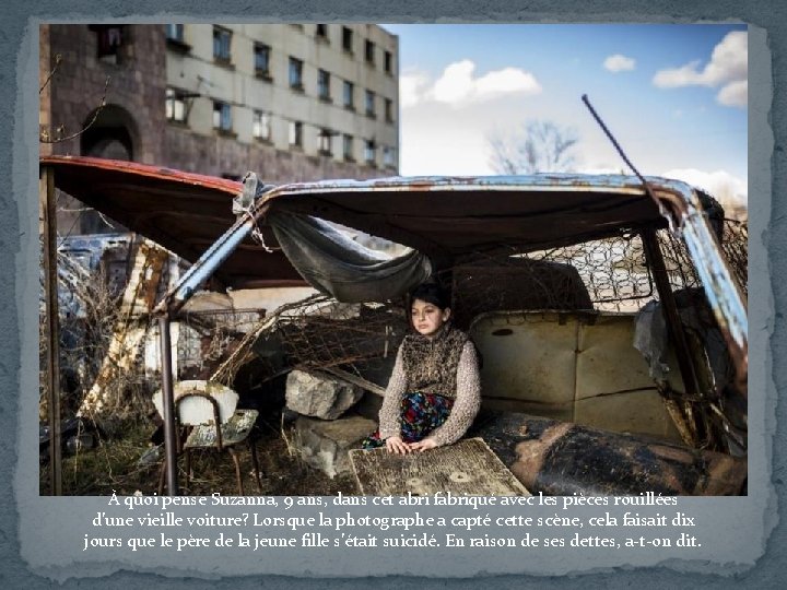 À quoi pense Suzanna, 9 ans, dans cet abri fabriqué avec les pièces rouillées
