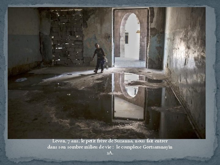 Levon, 7 ans, le petit frère de Suzanna, nous fait entrer dans son sombre