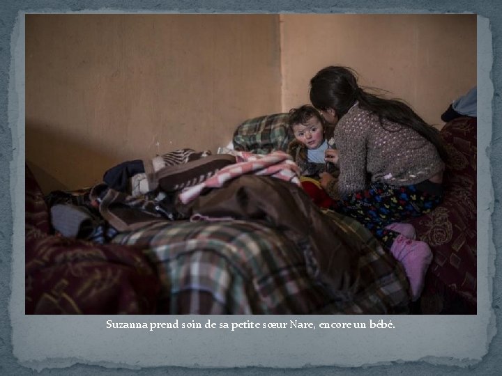 Suzanna prend soin de sa petite sœur Nare, encore un bébé. 