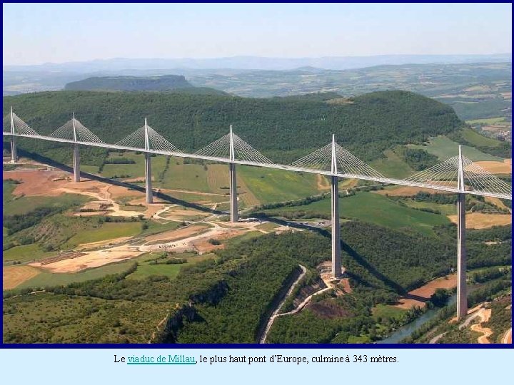 Le viaduc de Millau, le plus haut pont d’Europe, culmine à 343 mètres. 