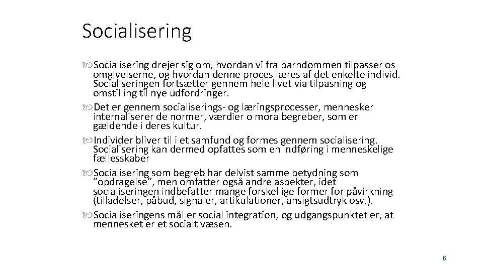 Socialisering drejer sig om, hvordan vi fra barndommen tilpasser os omgivelserne, og hvordan denne Socialisering drejer sig om, hvordan vi fra barndommen tilpasser os omgivelserne, og hvordan denne
