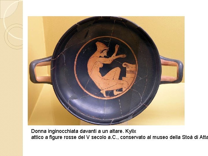 Donna inginocchiata davanti a un altare. Kylix attico a figure rosse del V secolo