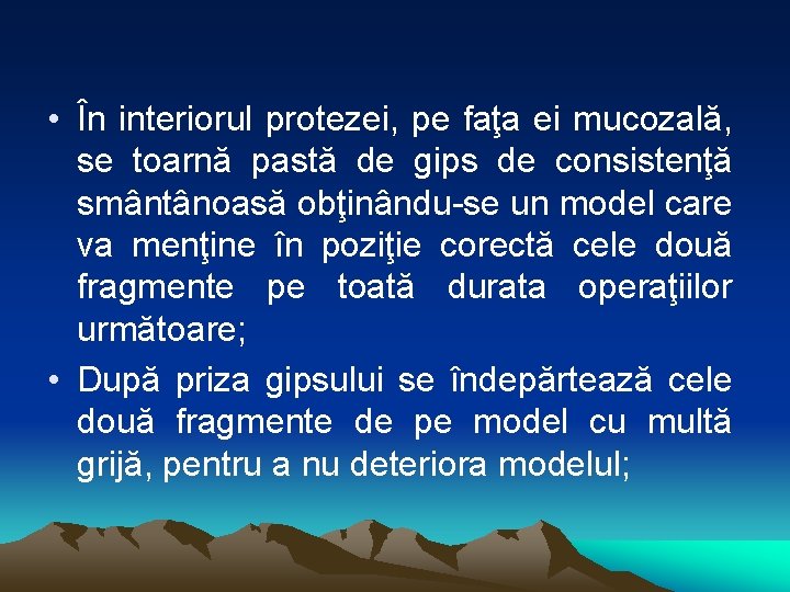  • În interiorul protezei, pe faţa ei mucozală, se toarnă pastă de gips