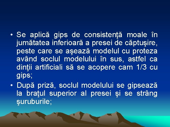  • Se aplică gips de consistenţă moale în jumătatea inferioară a presei de