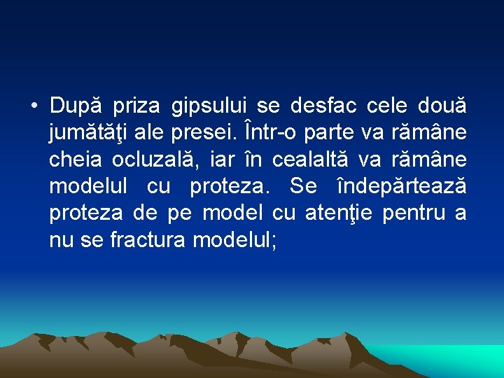  • După priza gipsului se desfac cele două jumătăţi ale presei. Într-o parte