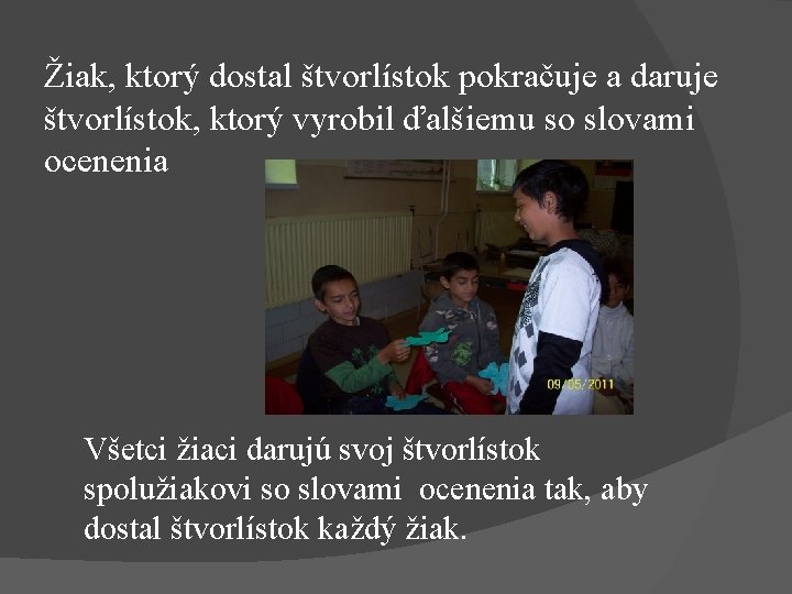 Žiak, ktorý dostal štvorlístok pokračuje a daruje štvorlístok, ktorý vyrobil ďalšiemu so slovami ocenenia