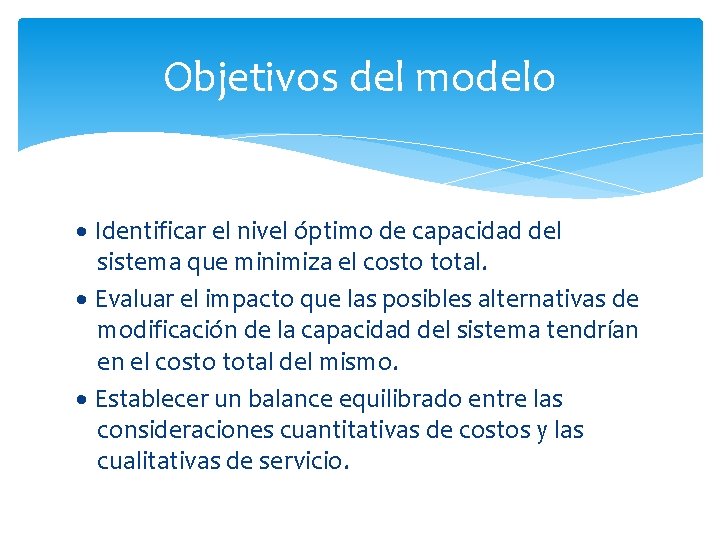 Objetivos del modelo · Identificar el nivel óptimo de capacidad del sistema que minimiza