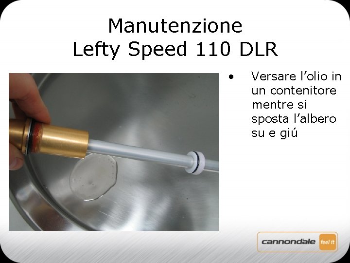 Manutenzione Lefty Speed 110 DLR • Versare l’olio in un contenitore mentre si sposta