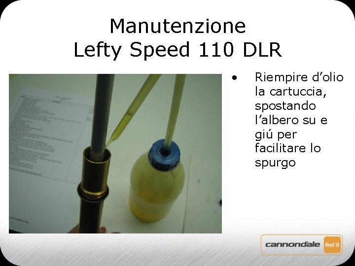 Manutenzione Lefty Speed 110 DLR • Riempire d’olio la cartuccia, spostando l’albero su e