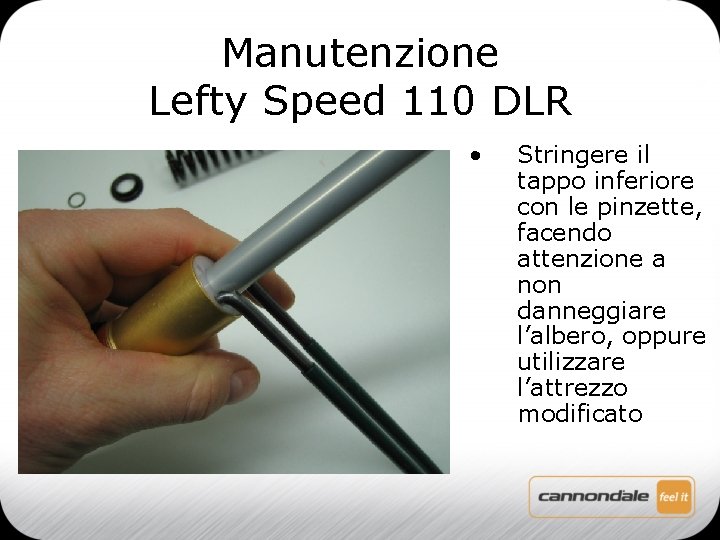 Manutenzione Lefty Speed 110 DLR • Stringere il tappo inferiore con le pinzette, facendo