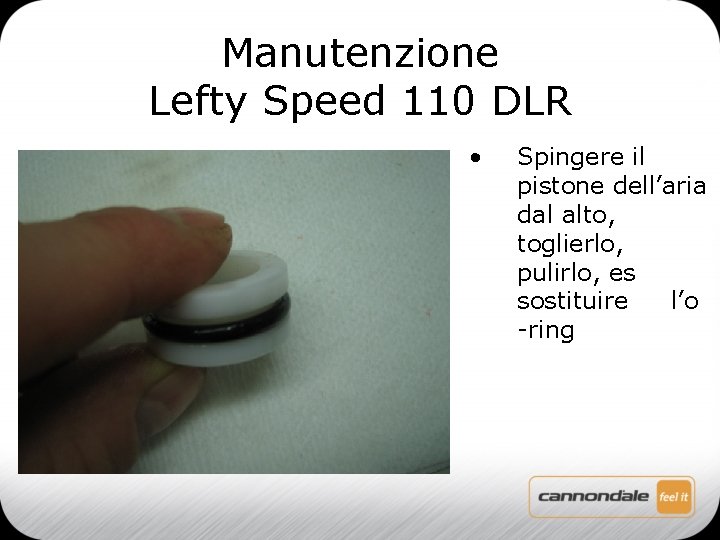 Manutenzione Lefty Speed 110 DLR • Spingere il pistone dell’aria dal alto, toglierlo, pulirlo,